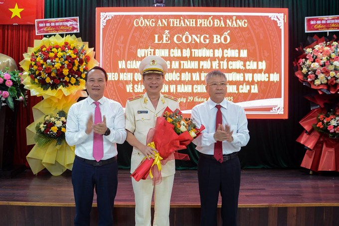 29-6-giam-doc-jpg-1751209767-4685-1751209917 Lãnh đạo TP Đà Nẵng và tỉnh Quảng Nam tặng hoa chúc mừng Thiếu tướng Nguyễn Hữu Hợp, Giám đốc Công an TP Đà Nẵng (mới) tại buổi lễ. Ảnh: Hạnh Chi