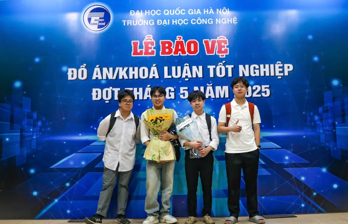 2b4c0e1a7f6bc835917a-175032539-3137-3959-1750325612 Vũ Minh Tiến (bìa trái) cùng các bạn bảo vệ đồ án tốt nghiệp sớm một năm, hồi tháng 5. Ảnh: Nhân vật cung cấp