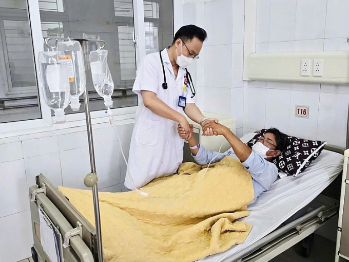 2d55a797e34e54100d5f-175092296-1130-2504-1750922993 Bác sĩ điều trị bệnh nhân. Ảnh: Bệnh viện cung cấp