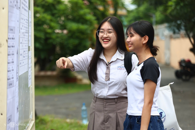 2e2fd8e7-73c7-4ea0-b591-e89f3d-9824-1580-1750851638 Thí sinh làm thủ tục thi tại trường THPT chuyên Lê Hồng Phong, quận 5, TP HCM. Ảnh: Quỳnh Trần