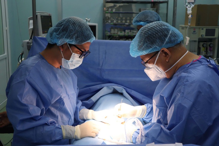 2mot-truong-hop-phau-thuat-nam-khoa-tai-benh-vien-binh-dan-1724830153800950525081 Ẩn tinh hoàn có thể gây vô sinh, ung thư: Bác sĩ chỉ rõ dấu hiệu nhận biết - Ảnh 1.