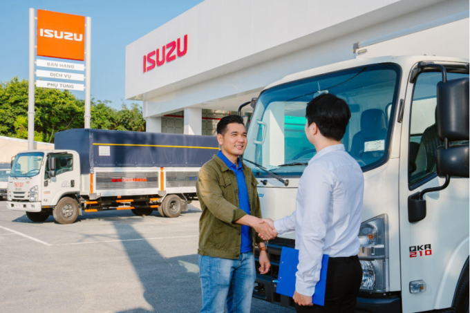 3-1750241451-9382-1750241549 Người dùng và nhân viên tại một đại lý Isuzu chính hãng. Ảnh: Isuzu