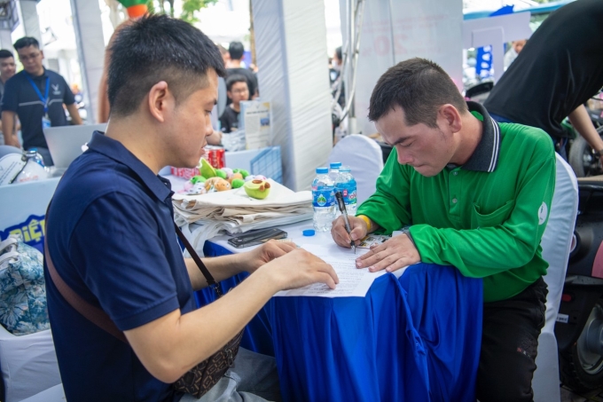 3-1750670578-5627-1750670717 Anh Lưu Viết Tiến (phải) tài xế công nghệ, đổi xe Sirius sang VinFast Evo200, bởi xe điện tốn ít chi phí hơn so với khoảng 2,3 triệu đồng tiền xăng mỗi tháng, đồng thời anh có thể tham gia nền tảng Xanh SM Platform. Ảnh: QAư