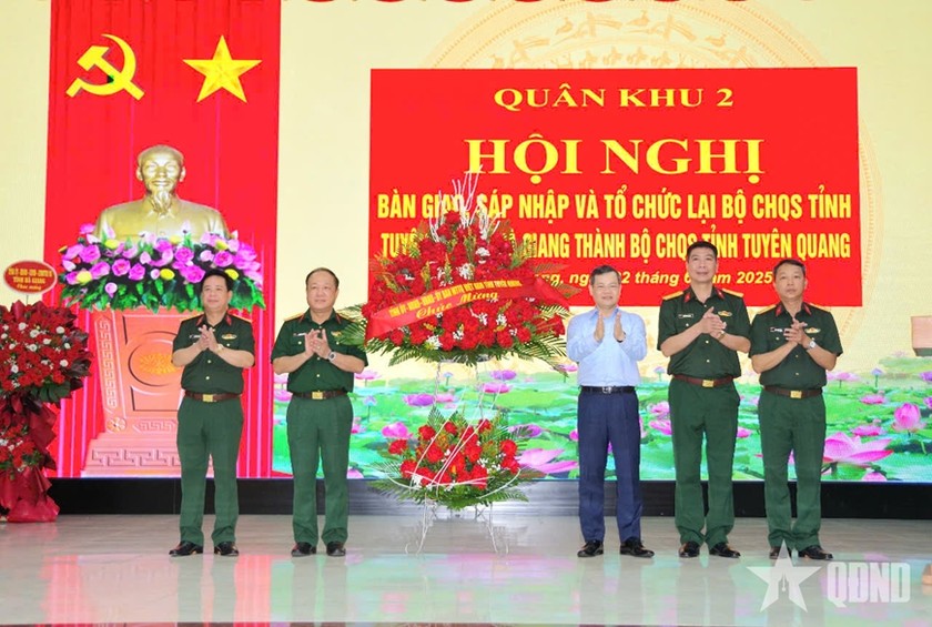 Đồng chí Nguyễn Văn Sơn, Phó bí thư Tỉnh ủy, Chủ tịch UBND tỉnh Tuyên Quang tặng hoa chúc mừng Bộ CHQS tỉnh Tuyên Quang. (Ảnh: QĐND)
