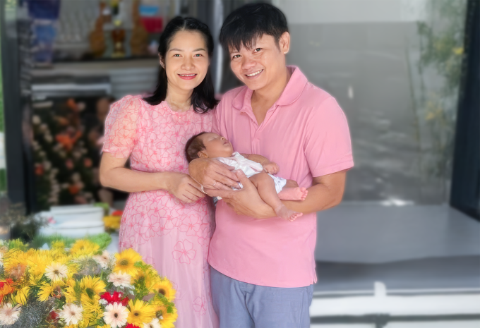 3-5-1749628672-8463-1749628850 Vợ chồng chị Hiển hạnh phúc bên con trai. Ảnh: Nhân vật cung cấp