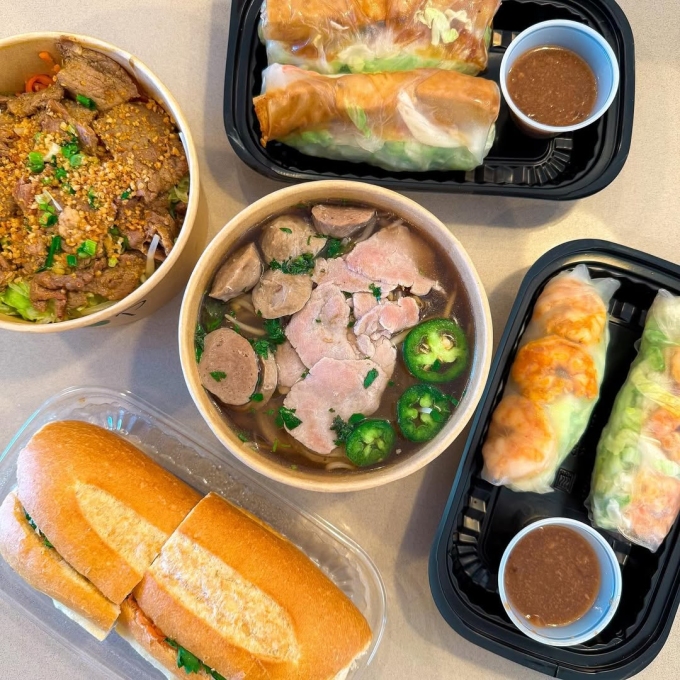 3-jpeg-1749627896-2941-1749628068 Ngoài gỏi cuốn, quán còn phục vụ phở bò, bánh mì, bún thịt nướng. Ảnh: NVCC