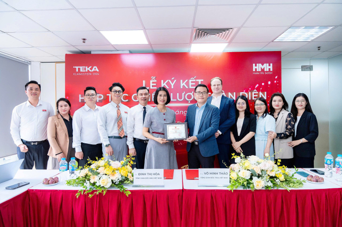 3-teka-1751272364-1751272378-1863-1751272648 Đại diện hai bên trao chứng nhận hợp tác. Ảnh: Teka