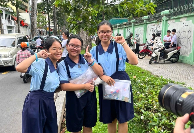 30966b41f07d47231e6c-1-1750746-6910-6793-1750746894 Thư (ngoài cùng bên phải) cùng các bạn sau khi hoàn thành kỳ thi tuyển sinh lớp 10, ngày 7/6. Ảnh: Nhân vật cung cấp