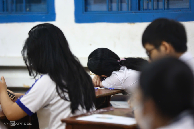 3203c320d6f061ae38e1-175090340-3831-2630-1750913571 Thí sinh trước giờ thi Ngữ văn tại điểm thi THPT Nguyễn Thị Diệu, quận 3, TP HCM. Ảnh: Quỳnh Trần