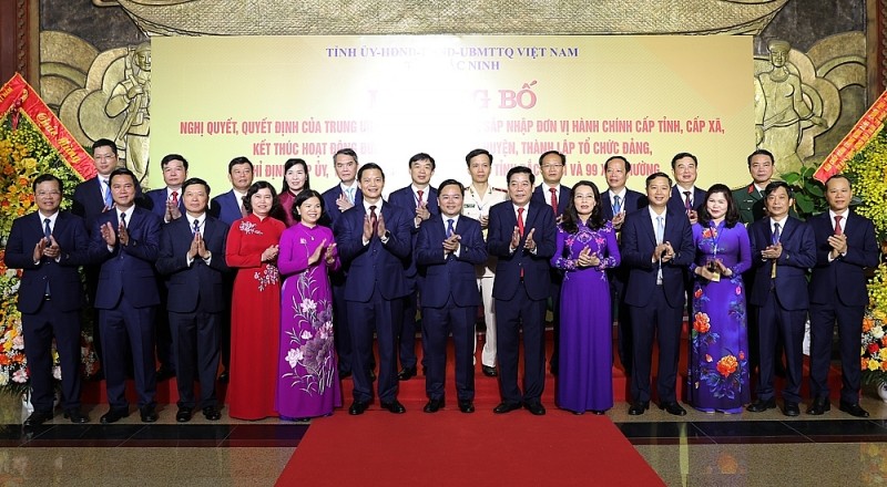 Lãnh đạo Bắc Ninh và Bắc Giang chụp ảnh tại sự kiện.