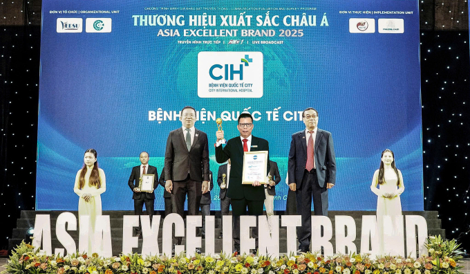 3855344092bd25e37cac-175110700-5389-7166-1751107280 ThS.BS Trần Quốc Thành, Giám đốc điều hành bệnh viện nhận giải. Ảnh: Bệnh viện Quốc tế City