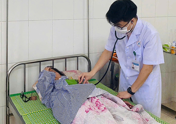 392e3e7c29529e0cc743-175065001-8118-8743-1750659195 Bác sĩ điều trị bệnh nhân. Ảnh: Bệnh viện cung cấp
