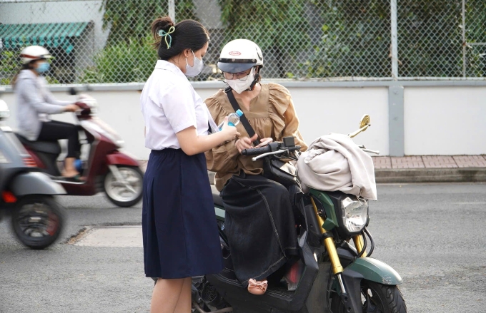 3e459931b4dc03825acd-175099788-6835-4217-1750998912 Thí sinh được phụ huynh đưa đến điểm thi THPT Phú Nhuận, TP HCM, ngày 26/6. Ảnh: Thanh Phúc