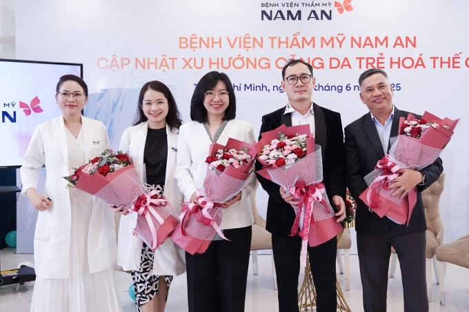 4-1751268959-5242-1751269529 Các bác sĩ trình bày báo cáo chuyên đề tại hội thảo Cập nhật xu hướng căng da – trẻ hóa thế giới - Ảnh: Nam An