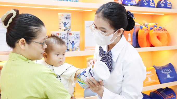4-khach-mua-sam-tai-vnvc-shop-8217-7098-1750819675 Người dân tham khảo sản phẩm sữa dinh dưỡng của Nestlé tại gian hàng VNVC Shop. Ảnh: Mộc Thảo