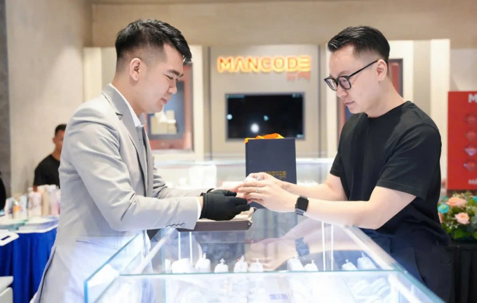 4-pnj-1749809705-7509-1750060188 Doanh nghiệp ra mắt thương hiệu Mancode by PNJ, mở rộng phục vụ phân khúc nam giới. Ảnh: Minh Trường