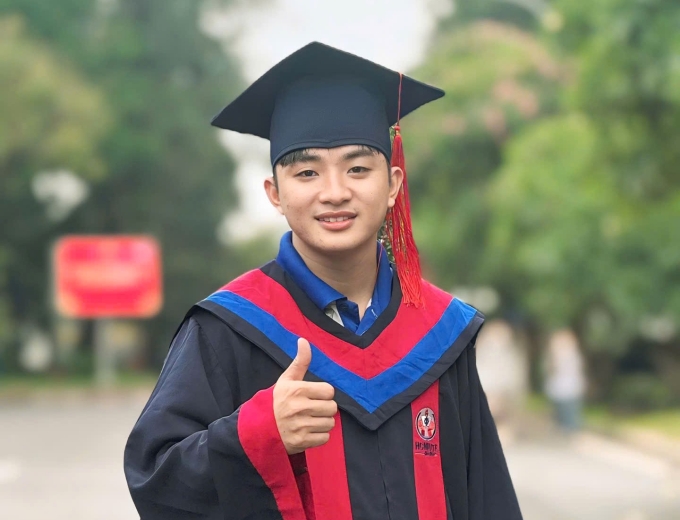 40a135fdb59902c75b88-175023879-6613-3376-1750252538-1 Nam sinh tốt nghiệp sớm xuất sắc: Hành trang là niềm tin của mẹ và sổ hộ nghèo
