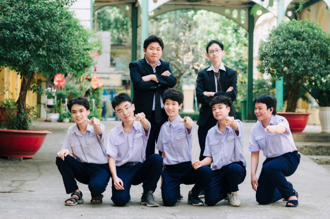 413e60910b02bf5ce613-174976950-1313-3278-1749769901 Nhóm bạn thân của Long (ngồi đầu từ trái qua) ở trường THCS-THPT Trần Đại Nghĩa. Ảnh: Nhân vật cung cấp