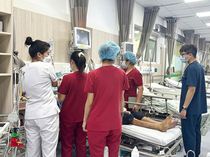 417ead61bd1909475008-174885102-1401-5625-1748851560 Y bác sĩ nỗ lực cấp cứu mọt bệnh nhân nặng. Ảnh: Thúy Quỳnh