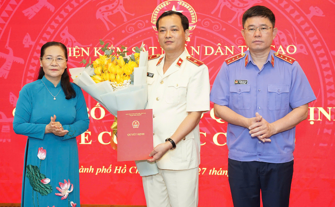 4650f705e1e556bb0ff4-175099396-5094-7203-1750994731 Ông Nguyễn Đức Thái, Viện phó VKSND Tối cao trao quyết định cho ông Lê Văn Đông. Ảnh: Viện kiểm sát