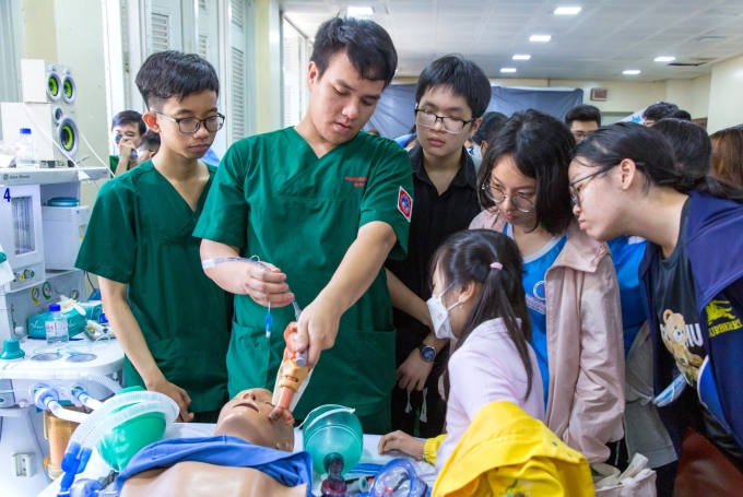 491395099-1729284991214490-855-9997-1959-1750756537 Học sinh tham quan mô hình thực hành của Đại học Y Dược TP HCM, tháng 4. Ảnh: UMP