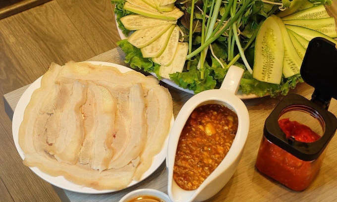 493992763-1259722059496443-827-8087-6643-1749114560 Đĩa bánh tráng cuốn thịt heo ở quán. Ảnh: Quê Xưa