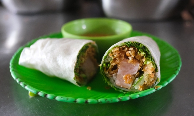5-1725181491-9637-1725181800-1-2172-6291-1747975054 Bánh cuốn nem nướng Tuy Hòa. Ảnh: Tú Nguyễn