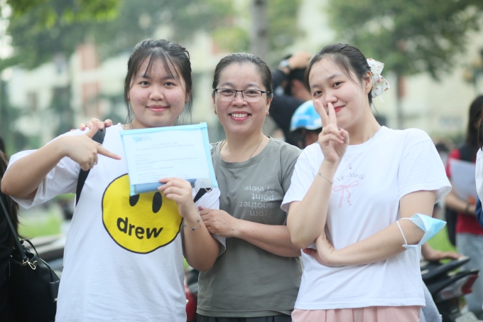 502433661-1009374288049223-388-7348-2288-1750059331 Thí sinh và phụ huynh trong ngày thi đánh giá năng lực tại trường Đại học Bách khoa TP HCM, ngày 1/6. Ảnh: HCMUT