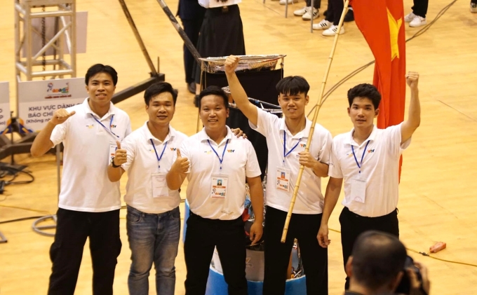 505706185-1110482434446454-639-7064-1422-1749835071 Các thành viên đội LH-UDS tại trận chung kết Robocon, tối 13/6. Ảnh: LHU