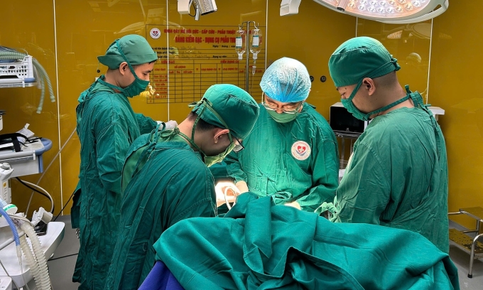 506142661-1177556094171352-673-7402-5218-1749697167 Bác sĩ can thiệp phẫu thuật cho bệnh nhân. Ảnh: Bệnh viện cung cấp