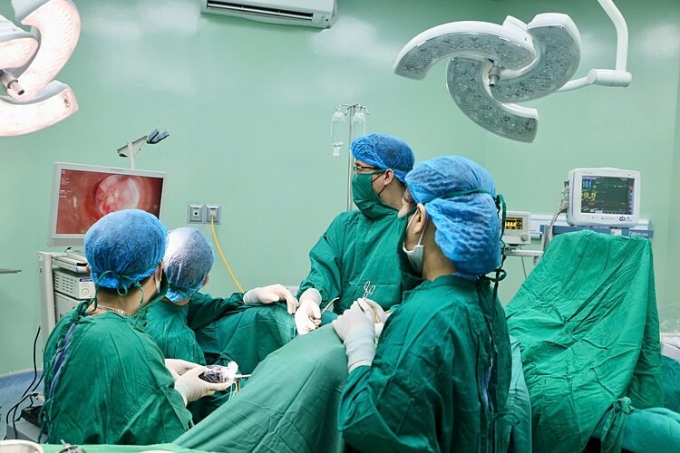 511581747-1137253521771482-627-5990-1696-1750732314 Bác sĩ phẫu thuật cho bệnh nhi. Ảnh: Bệnh viện cung cấp