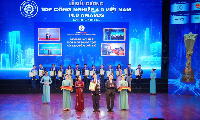 52b9a81f7d22ca7c9333-175073007-9890-1988-1750730232 Ông Nguyễn Thanh Nhã (thứ 3 từ trái sang) đại diện EVNHCMC nhận giải thưởng. Ảnh: EVNHCMC