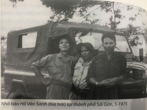 Nhà báo Hồ Văn Sanh (bìa trái) tại TP Sài Gòn, tháng 5/1975.