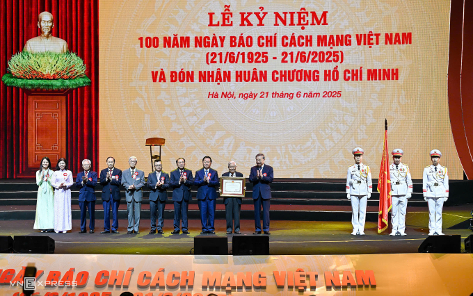 53fd60c8d6dd618338cc-175048107-1425-3598-1750481524 Tổng Bí thư Tô Lâm trao Huân chương Hồ Chí Minh cho Báo chí cách mạng Việt Nam. Ảnh: Giang Huy