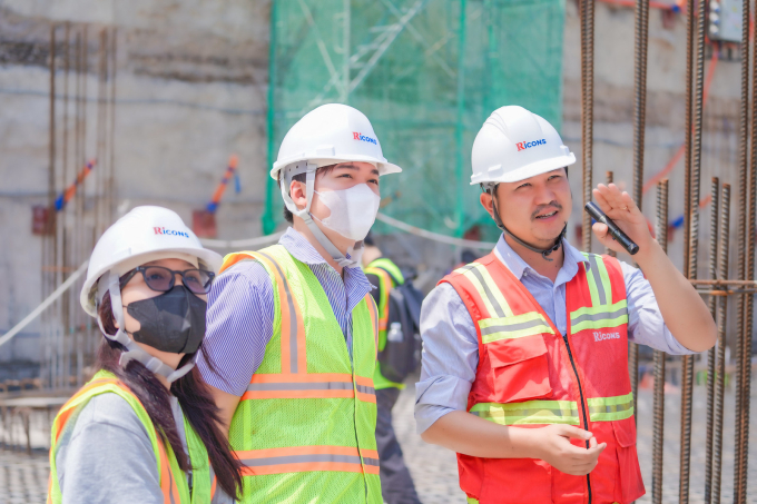 54459813798-94a8e41c6e-h-17506-9447-8905-1750681698 Các kỹ sư đang tham quan một công trình do hệ sinh thái Ricons xây dựng. Ảnh: Ricons