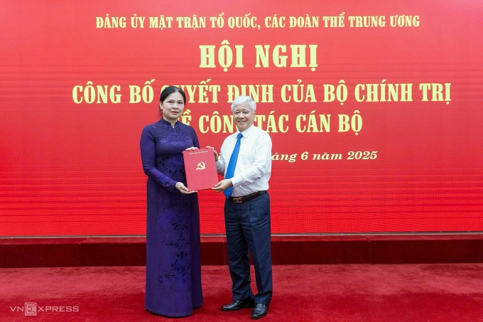55c9c39c820e35506c1f-175128222-5661-7256-1751282584 Bà Hà Thị Nga nhận quyết định về nhân sự. Ảnh: Hoàng Phong