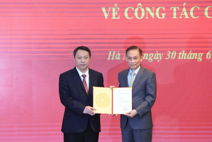 58b4dae9177aa024f96b-175127959-1552-2507-1751279819 Ông Nguyễn Huy Dũng (trái) nhận quyết định về nhân sự. Ảnh: Hoàng Phong