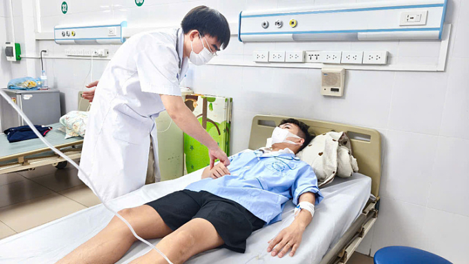 5b5d78ed490efe50a71f-175100937-1532-1998-1751079719 Bác sĩ Điền điều trị cho một bệnh nhân trẻ bị tăng huyết áp. Ảnh: Linh Đan