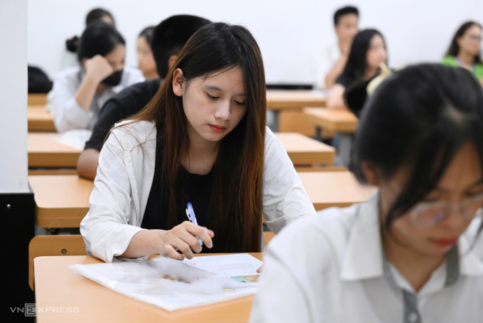 5b8a5a8a1f41a81ff150-175085065-6754-3078-1750850732 Thí sinh làm thủ tục dự thi tốt nghiệp THPT chiều 25/6 tại Hà Nội. Ảnh: Giang Huy