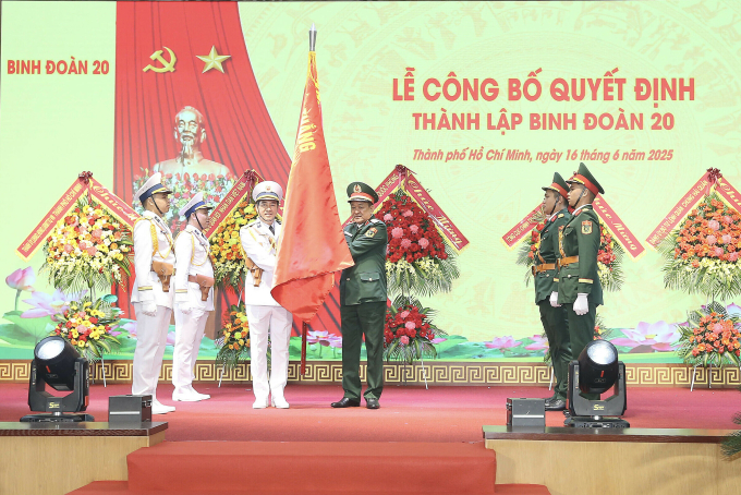 6-1-1750060207-1750060244-7797-1750060468 Thượng tướng Võ Minh Lương trao Quân kỳ Quyết thắng cho Binh đoàn 20. Ảnh: Thành Trực