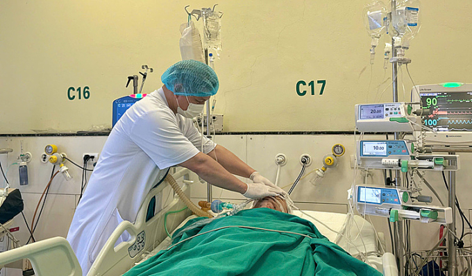 60275be8adb91ae743a8-175013186-4895-5938-1750141807 Bác sĩ cấp cứu cho bệnh nhân. Ảnh: Bệnh viện cung cấp
