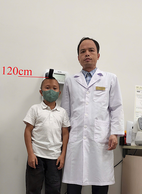 625b1d12fbd34f8d16c2-174926428-3465-2193-1749265286 Mao Đệ trước khi điều trị chỉ cao 1,2 mét dù đã trưởng thành. Ảnh: Bác sĩ cung cấp