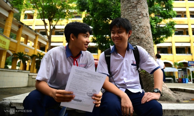 74540d31d8f16caf35e0-174927163-4094-3224-1749271743 Thí sinh sau khi hoàn thành bài thi môn Toán vào lớp 10 tại trường THPT Trưng Vương, sáng 7/6. Ảnh: Quỳnh Trần