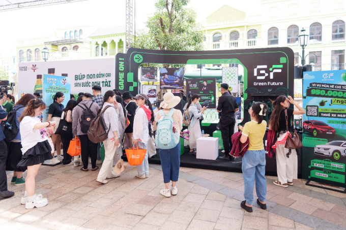 8-1750151000-8718-1750154282 Check-in tại gian hàng của GF, các Gai con nhận được những phần quà hấp dẫn. Ảnh: Vingroup
