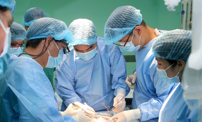 8399afde42abf5f5acba-4196-1750-5362-6959-1750325964 Bác sĩ thực hiện cùng lúc 4 ca ghếp tạng. Ảnh: Lan Hương