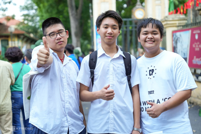 88b9ed7e-9806-4d21-90ca-ed10d6-2158-1396-1749312350 Học sinh Hà Nội sau khi hoàn thành bài thi môn Ngoại ngữ vào lớp 10, ngày 7/6. Ảnh: Tùng Đinh