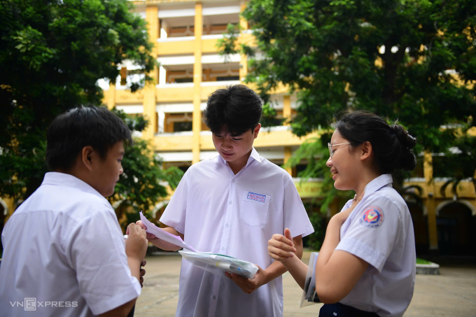 8b50e06734a780f9d9b6-1-1749275-1543-8737-1749275238 Thí sinh dự thi lớp 10 công lập tại trường THPT Trưng Vương, quận 1, ngày 7/6. Ảnh: Quỳnh Trần