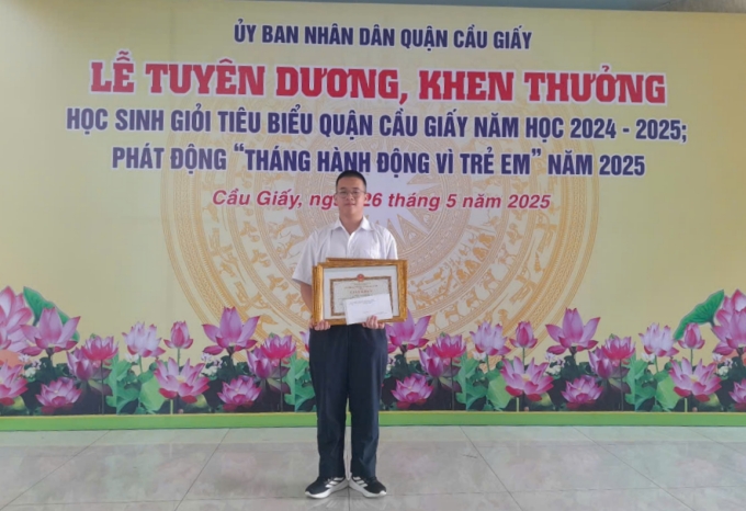 8d607fb6-254c-4f0d-aadc-565d5d-9546-8603-1749475618 Nhật Minh được UBND quận Cầu Giấy khen thưởng vì có thành tích xuất sắc. Ảnh: Gia đình cung cấp