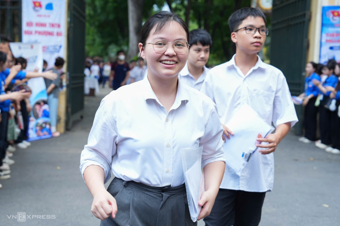 8e82d12f61e3d5bd8cf2-174943094-3183-4910-1749431328 Học sinh hào hứng sau khi hoàn thành bài thi môn Ngoại ngữ vào lớp 10 ở Hà Nội, chiều 7/6. Ảnh: Tùng Đinh