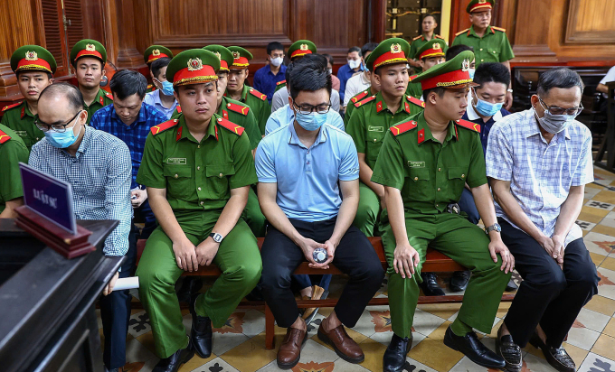 8fa62fa0f58c42d21b9d-175067259-4174-8792-1750674663 Các bị cáo trong vụ án tại tòa. Ảnh: Trần Quỳnh